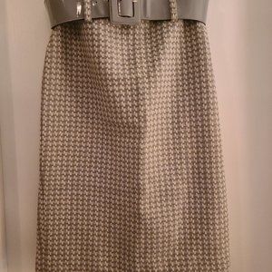 Anne Klein fitted skirt, gray and white with belt Size 6